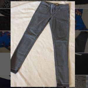 Grey/faded blk skinny 711 Levi jeans